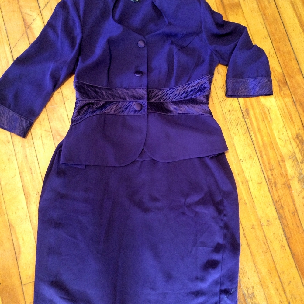 Skirt suit